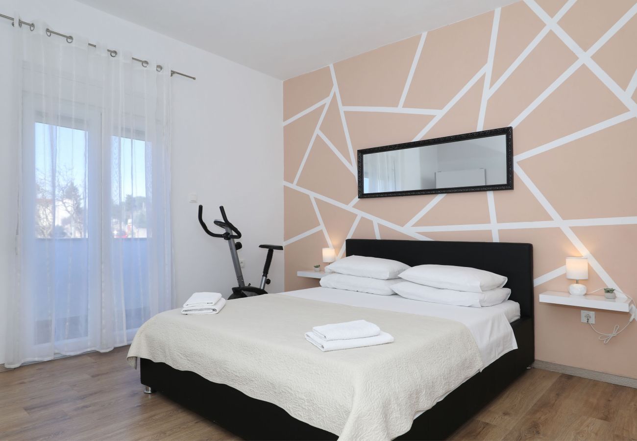 Apartment in Maslenica - Filip, Geräumige Ferienwohnung mit Meerblick &