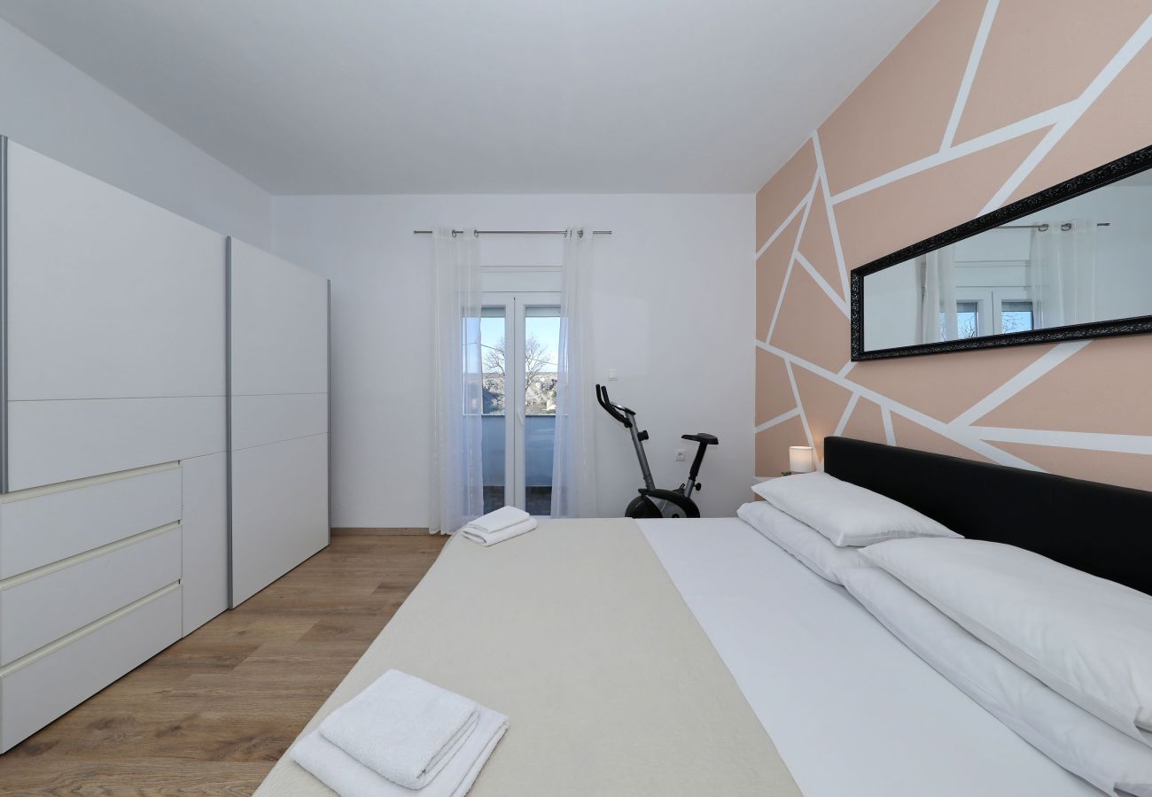 Apartment in Maslenica - Filip, Geräumige Ferienwohnung mit Meerblick &