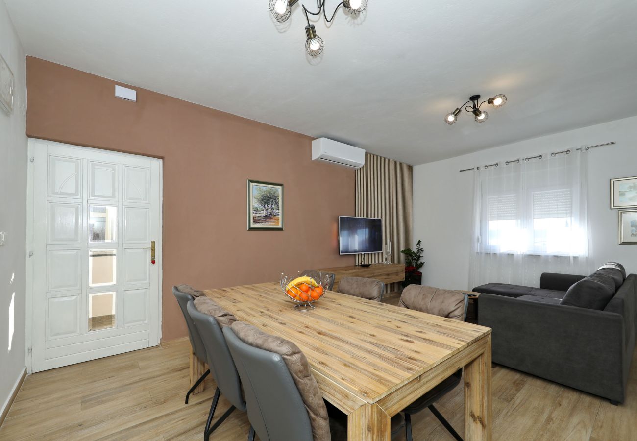 Apartment in Maslenica - Filip, Geräumige Ferienwohnung mit Meerblick &