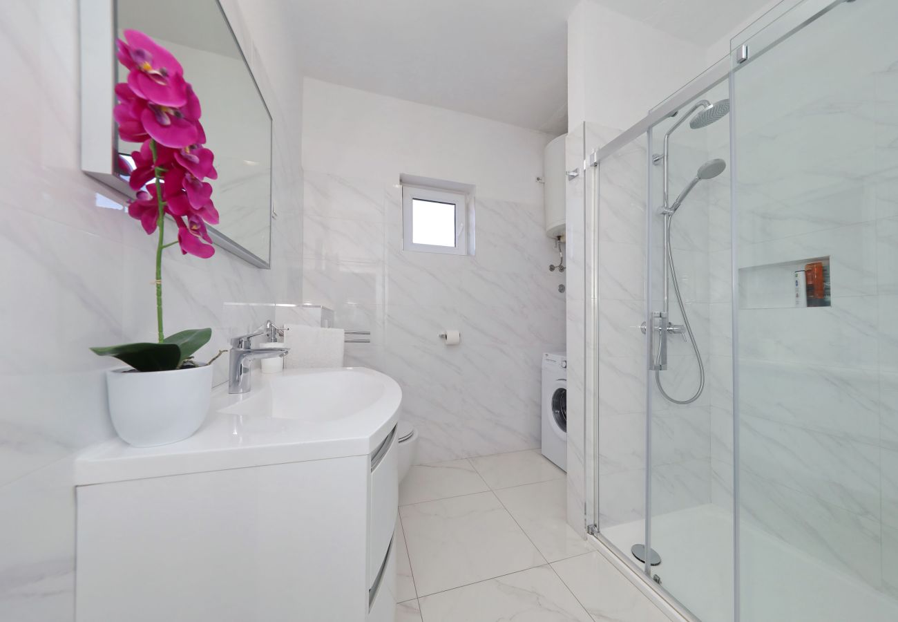 Apartment in Maslenica - Filip, Geräumige Ferienwohnung mit Meerblick &