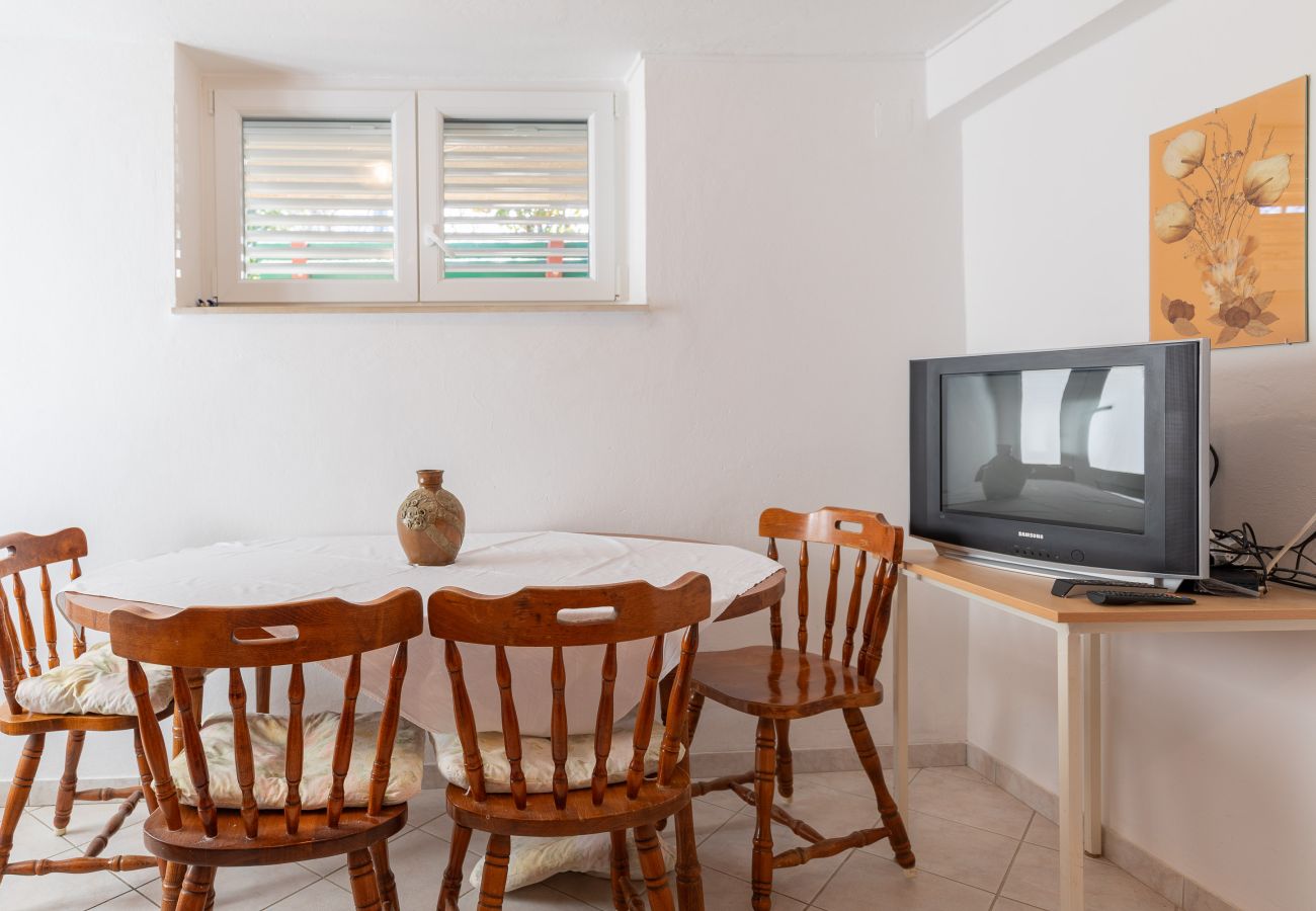 Apartment in Starigrad - Pansion Tinka Apartment No 1 suteren