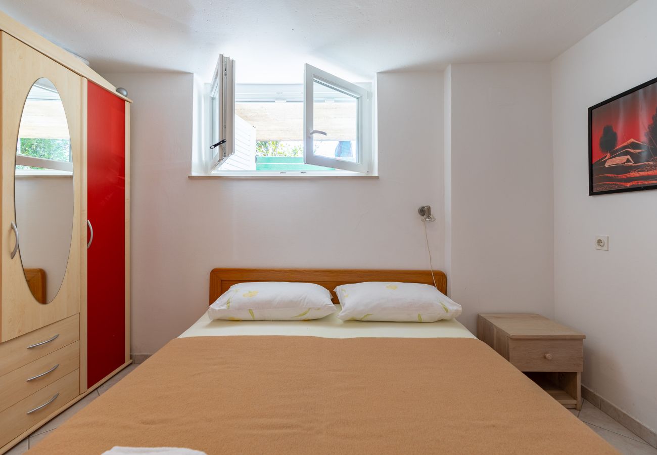 Apartment in Starigrad - Pansion Tinka Apartment No 1 suteren