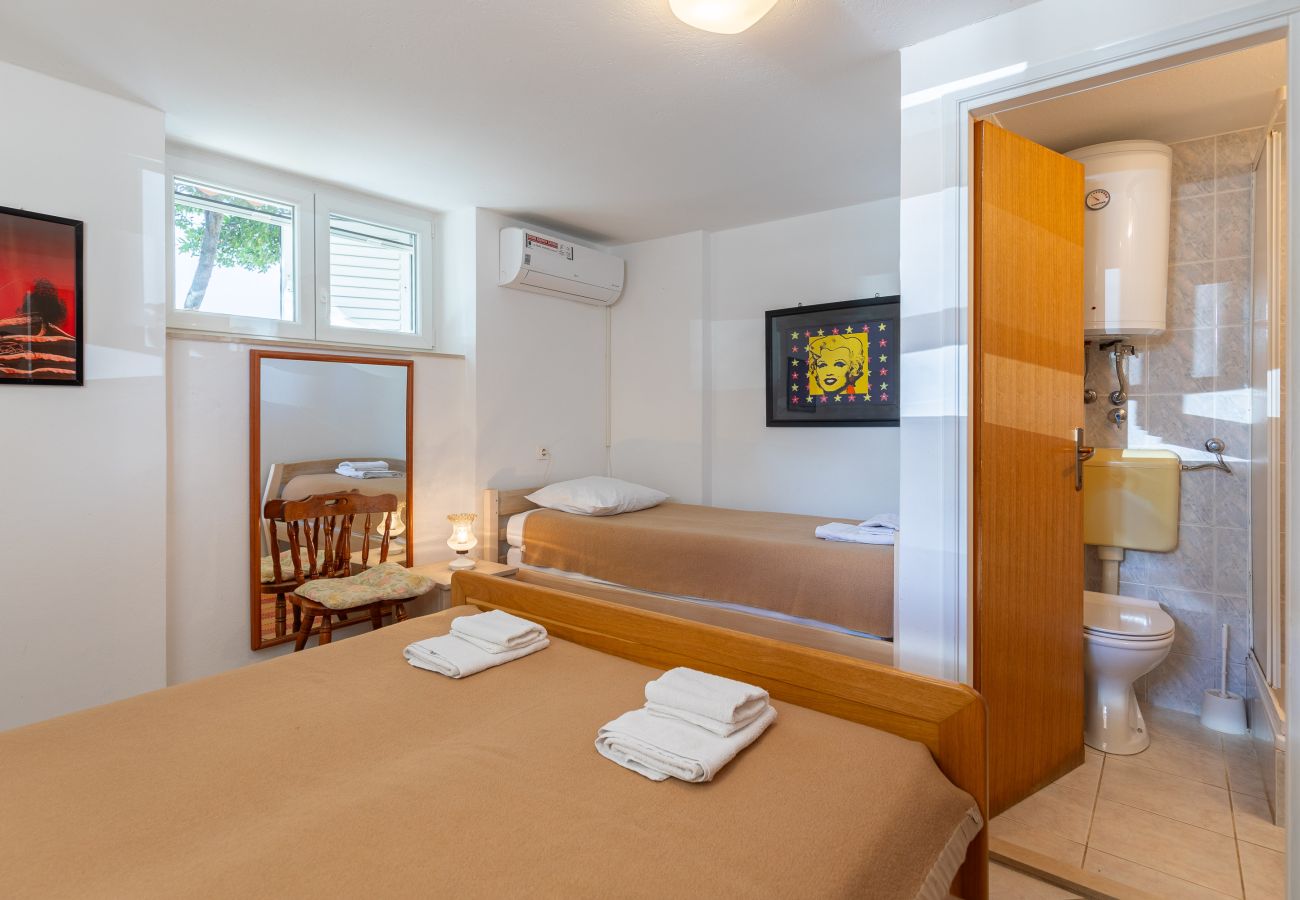 Apartment in Starigrad - Pansion Tinka Apartment No 1 suteren