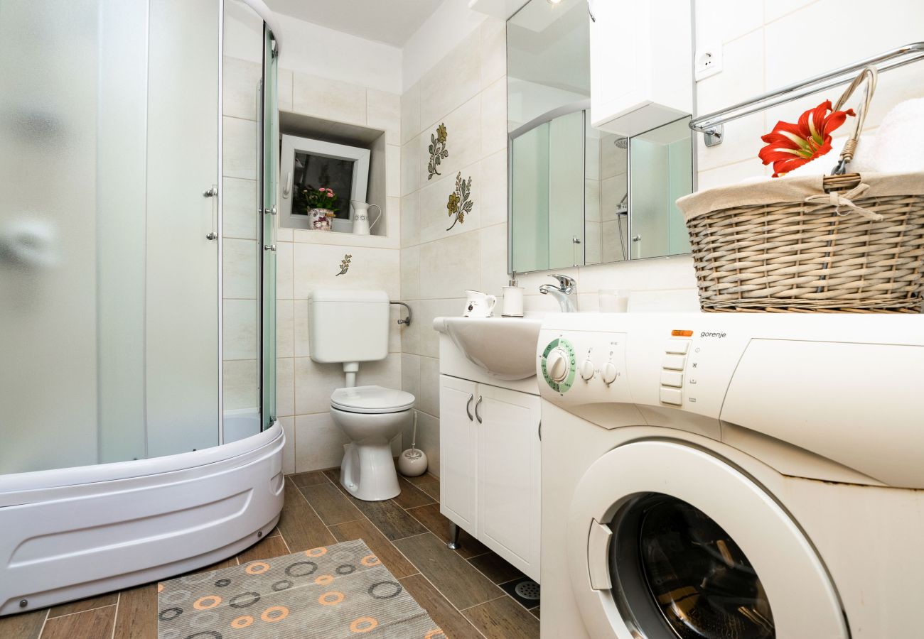 House in Ražanac - Joviraz, Steinhaus mit Veranda und Whirlpool in