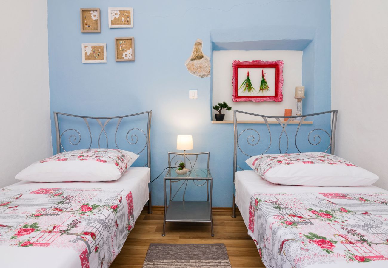 House in Ražanac - Joviraz, Steinhaus mit Veranda und Whirlpool in