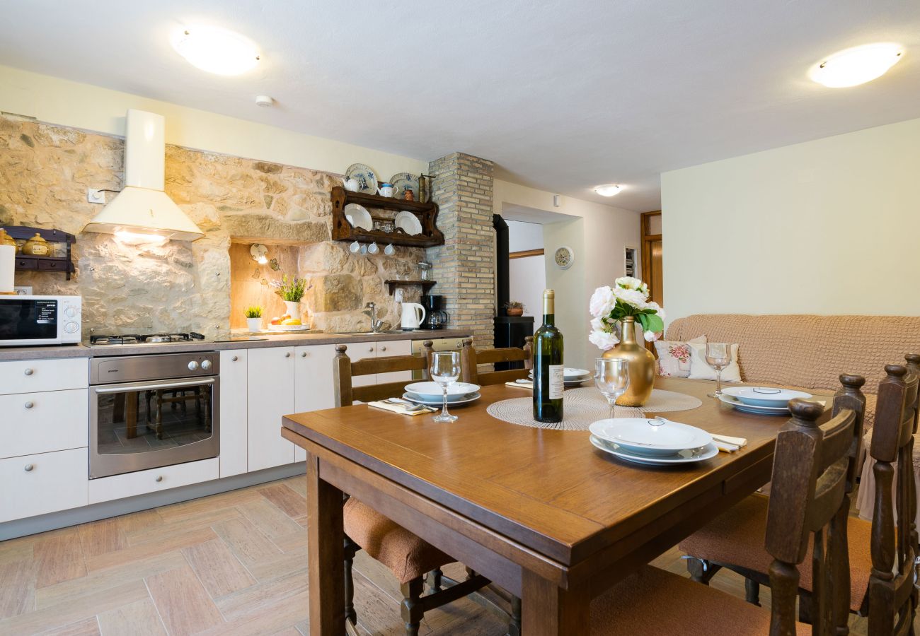 House in Ražanac - Joviraz, Steinhaus mit Veranda und Whirlpool in