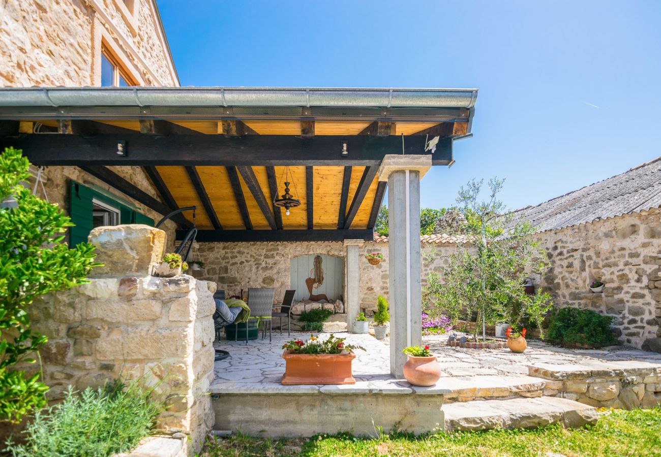 House in Ražanac - Joviraz, Steinhaus mit Veranda und Whirlpool in