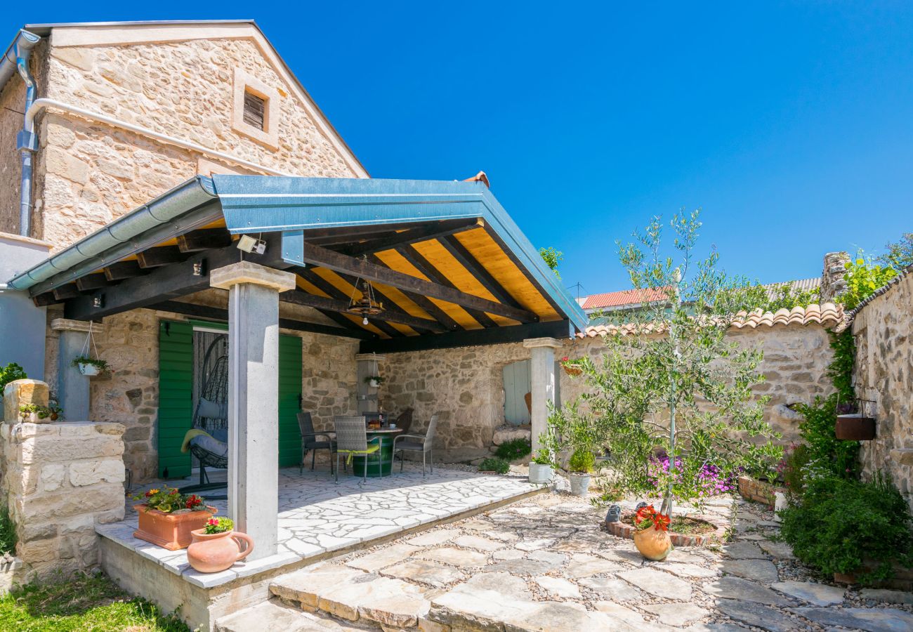 House in Ražanac - Joviraz, Steinhaus mit Veranda und Whirlpool in