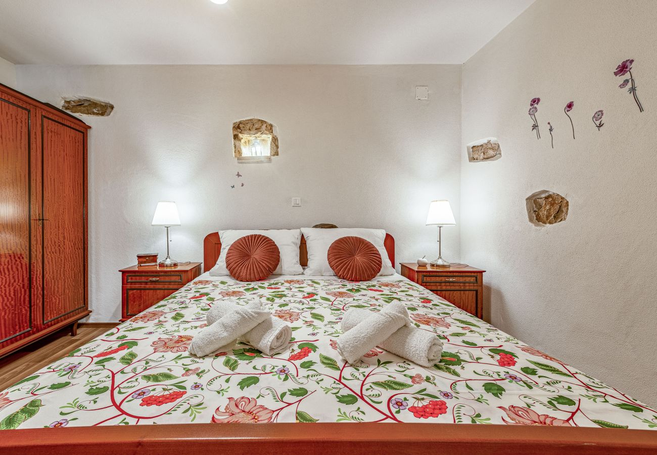 House in Ražanac - Joviraz, Steinhaus mit Veranda und Whirlpool in