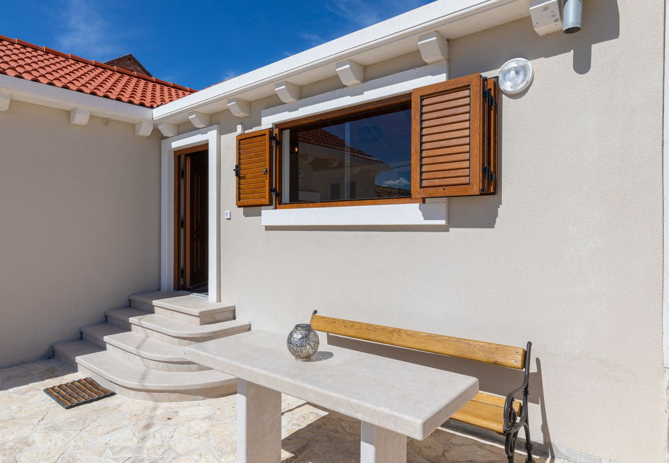 House in Ražanac - Fortica, Ferienhaus mit 2 Terrassen und