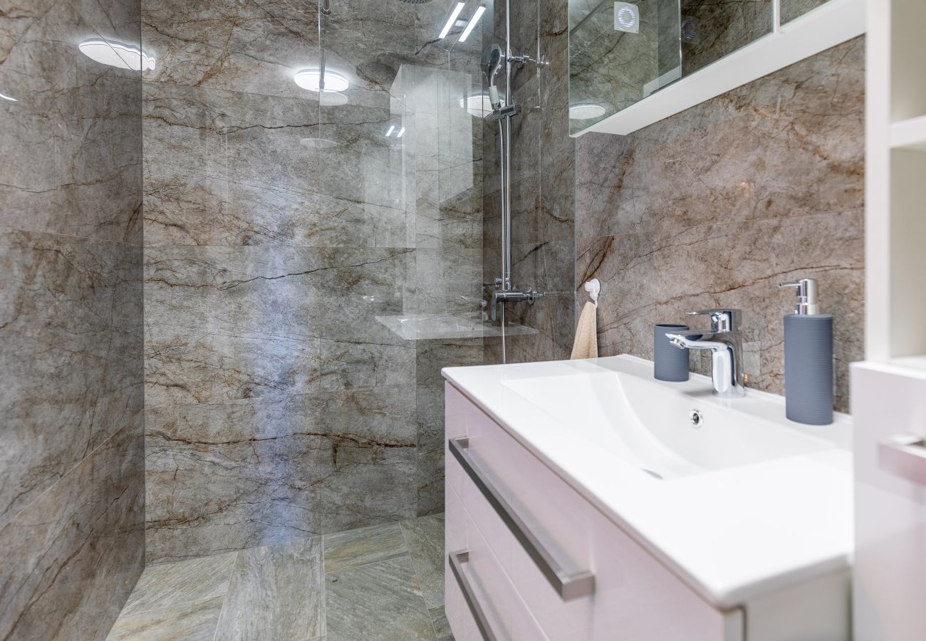 House in Ražanac - Fortica, Ferienhaus mit 2 Terrassen und