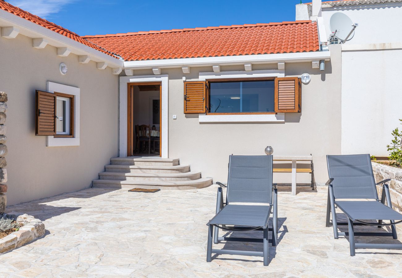 House in Ražanac - Fortica, Ferienhaus mit 2 Terrassen und