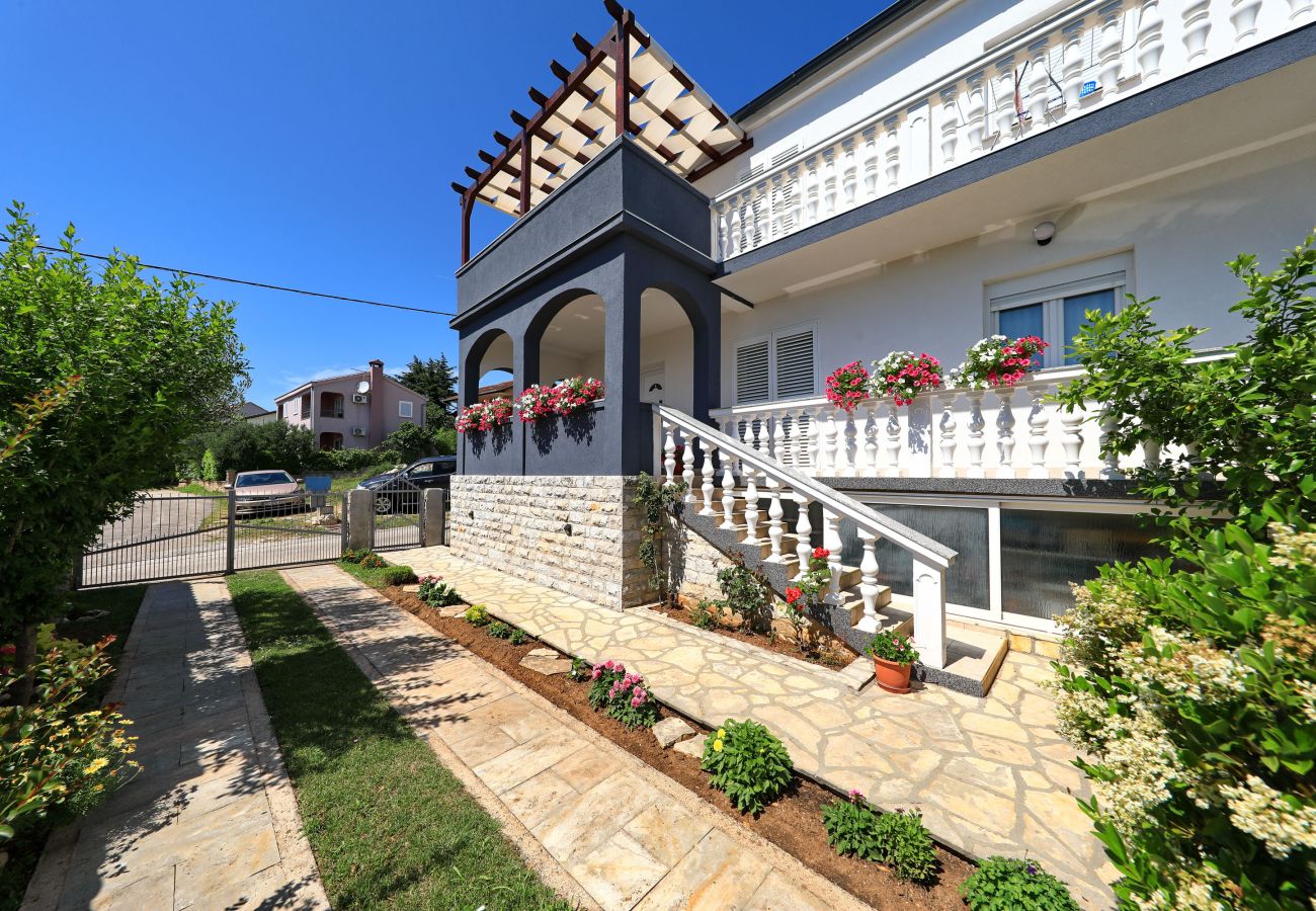 Apartment in Maslenica - Simaruna, Schöne Ferienwohnung mit Whirlpool,