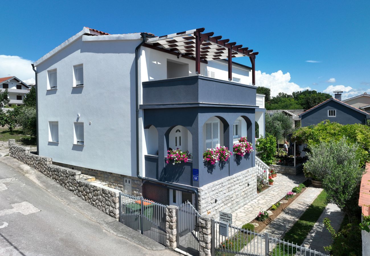 Apartment in Maslenica - Simaruna, Schöne Ferienwohnung mit Whirlpool,