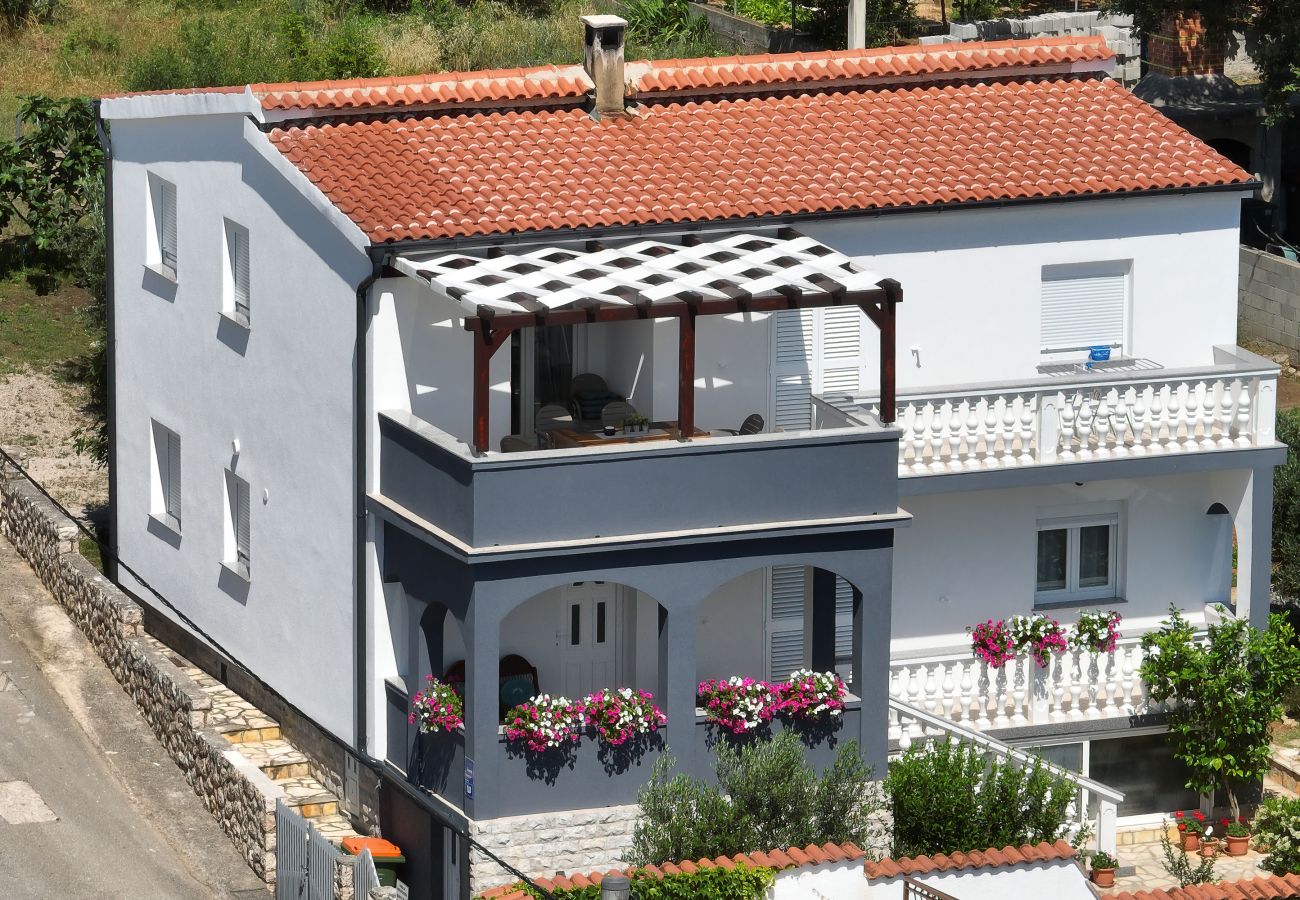 Apartment in Maslenica - Simaruna, Schöne Ferienwohnung mit Whirlpool,