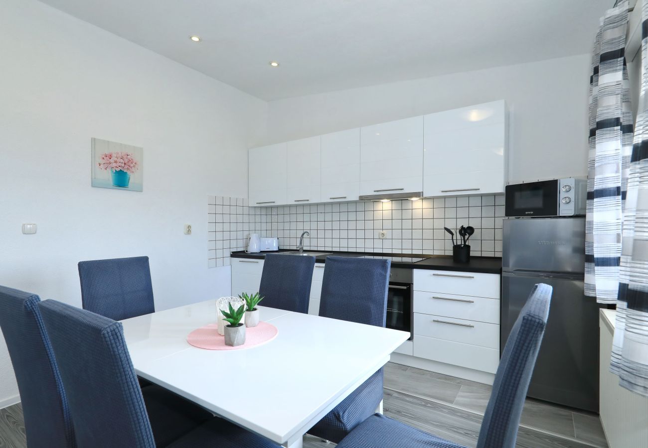 Apartment in Maslenica - Simaruna, Schöne Ferienwohnung mit Whirlpool,