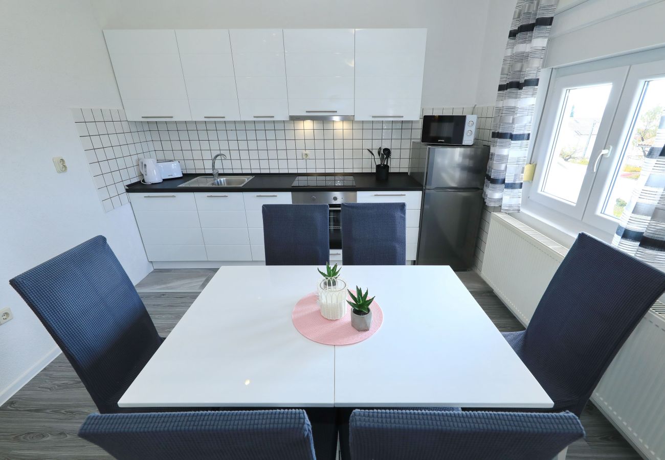 Apartment in Maslenica - Simaruna, Schöne Ferienwohnung mit Whirlpool,