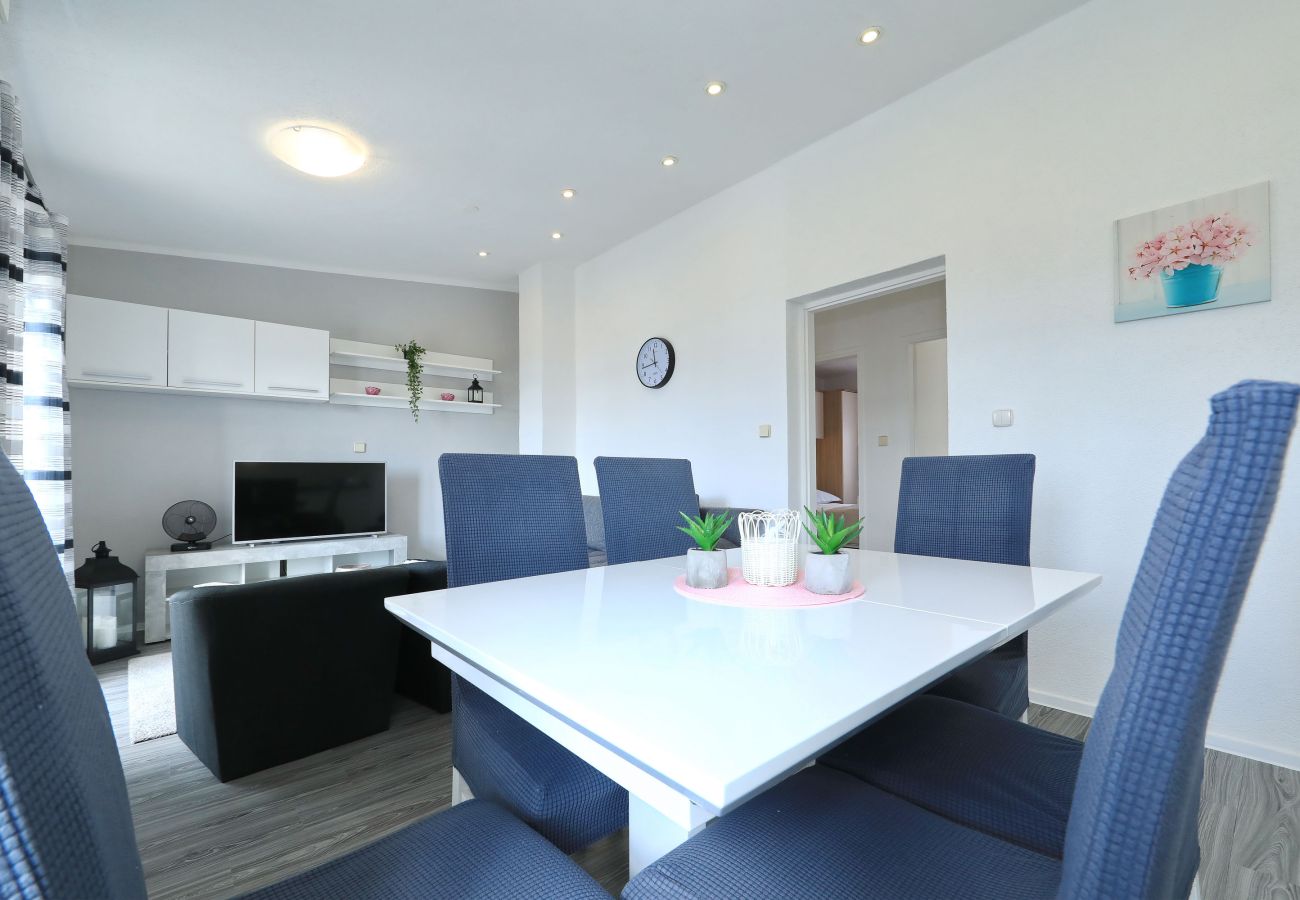 Apartment in Maslenica - Simaruna, Schöne Ferienwohnung mit Whirlpool,