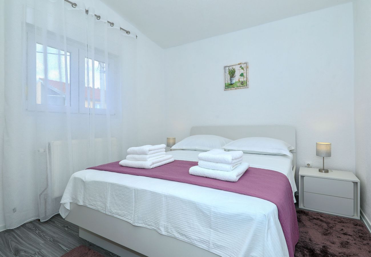 Apartment in Maslenica - Simaruna, Schöne Ferienwohnung mit Whirlpool,