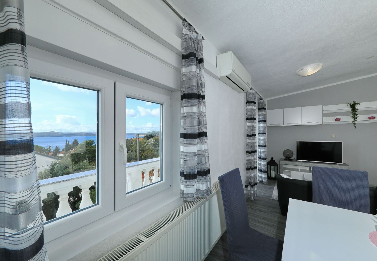 Apartment in Maslenica - Simaruna, Schöne Ferienwohnung mit Whirlpool,