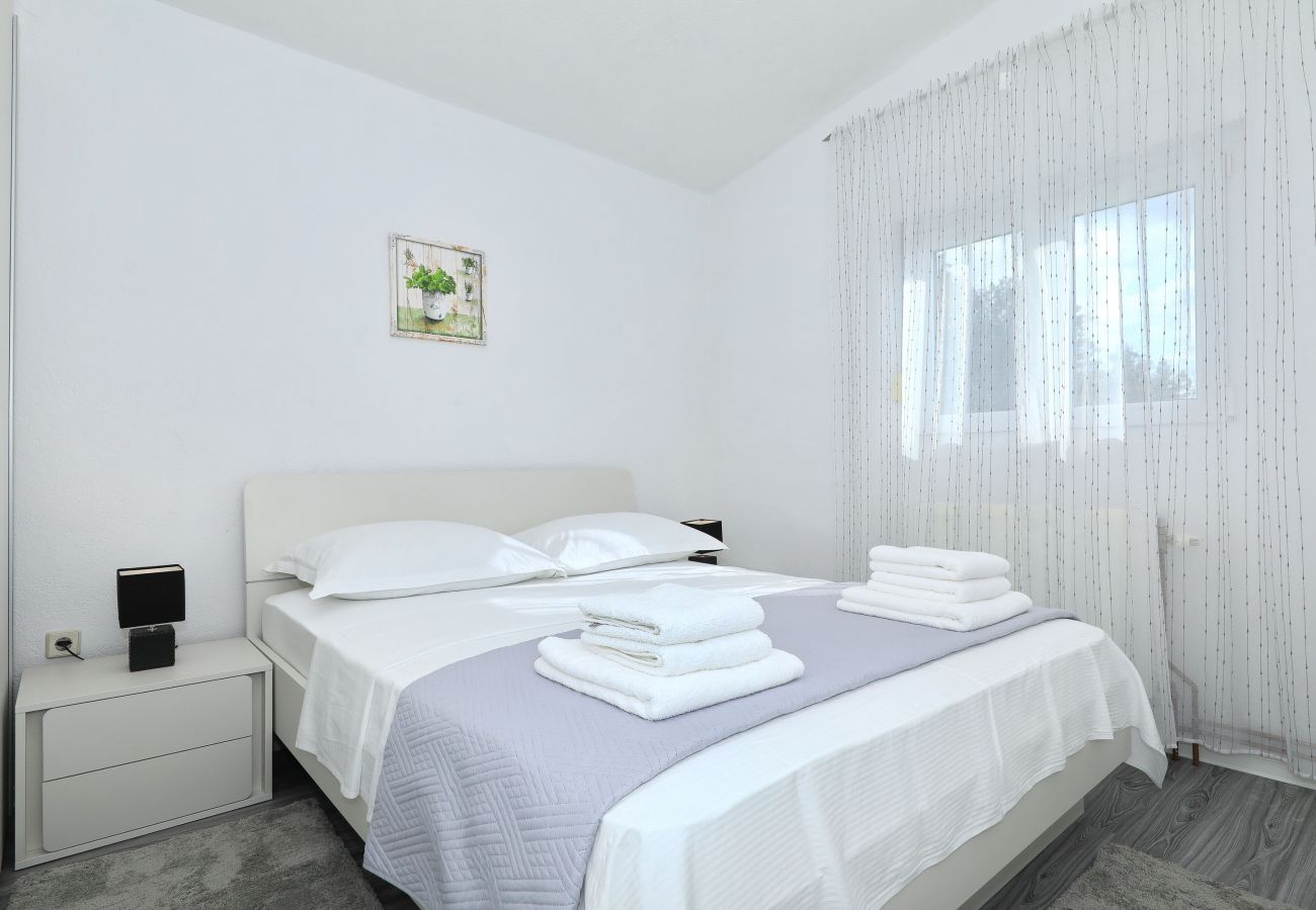 Apartment in Maslenica - Simaruna, Schöne Ferienwohnung mit Whirlpool,
