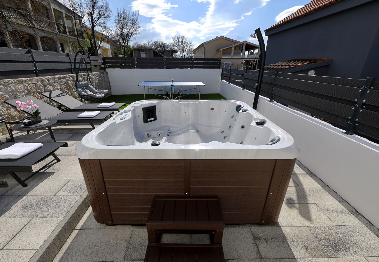 Apartment in Maslenica - Simaruna, Schöne Ferienwohnung mit Whirlpool,