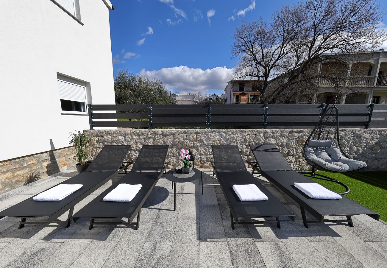 Apartment in Maslenica - Simaruna, Schöne Ferienwohnung mit Whirlpool,