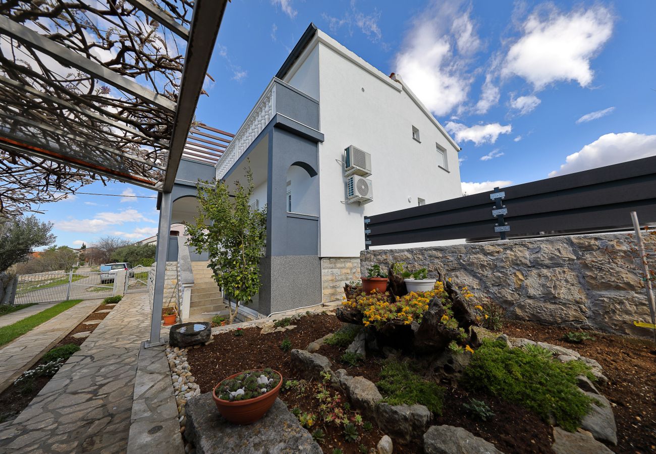 Apartment in Maslenica - Simaruna, Schöne Ferienwohnung mit Whirlpool,