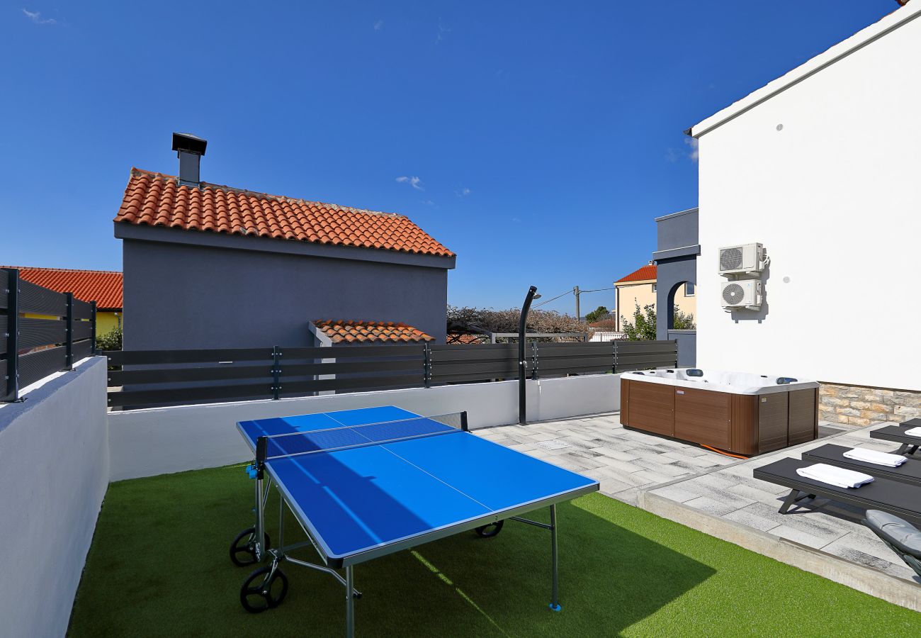 Apartment in Maslenica - Simaruna, Schöne Ferienwohnung mit Whirlpool,