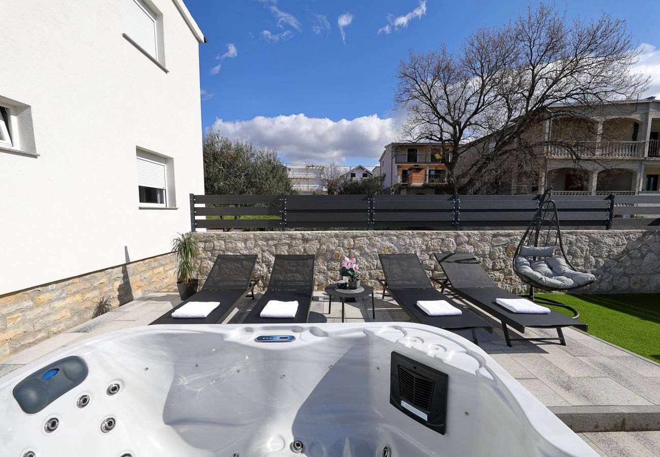 Apartment in Maslenica - Simaruna, Schöne Ferienwohnung mit Whirlpool,