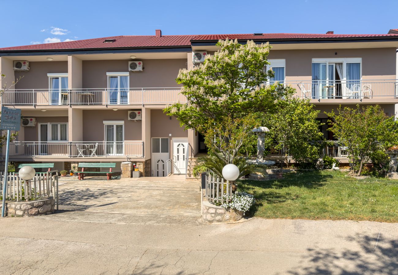 Rent by room in Starigrad - Room Tinka No.6 near the beach