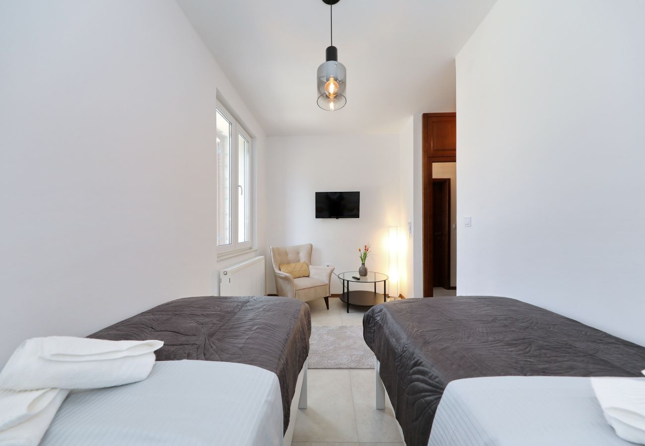 House in Lovinac - Demare, Ferienhaus für Gruppen mit beheizbarem