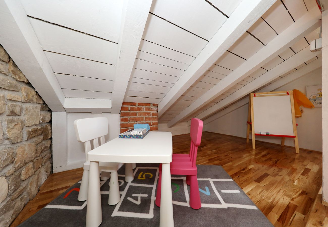 House in Lovinac - Demare, Ferienhaus für Gruppen mit beheizbarem