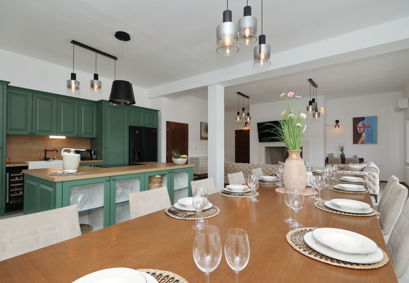 House in Lovinac - Demare, Ferienhaus für Gruppen mit beheizbarem