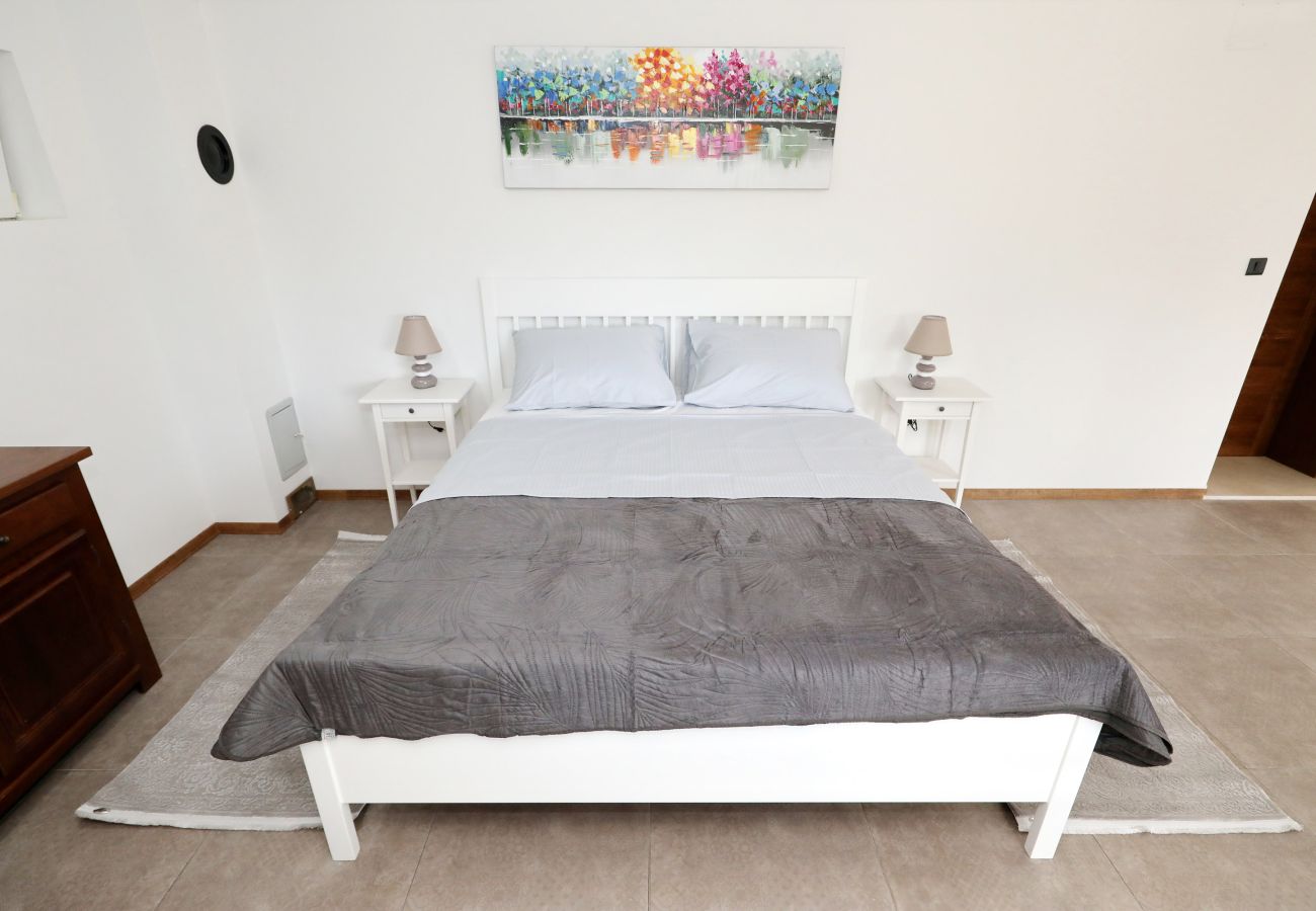 House in Lovinac - Demare, Ferienhaus für Gruppen mit beheizbarem