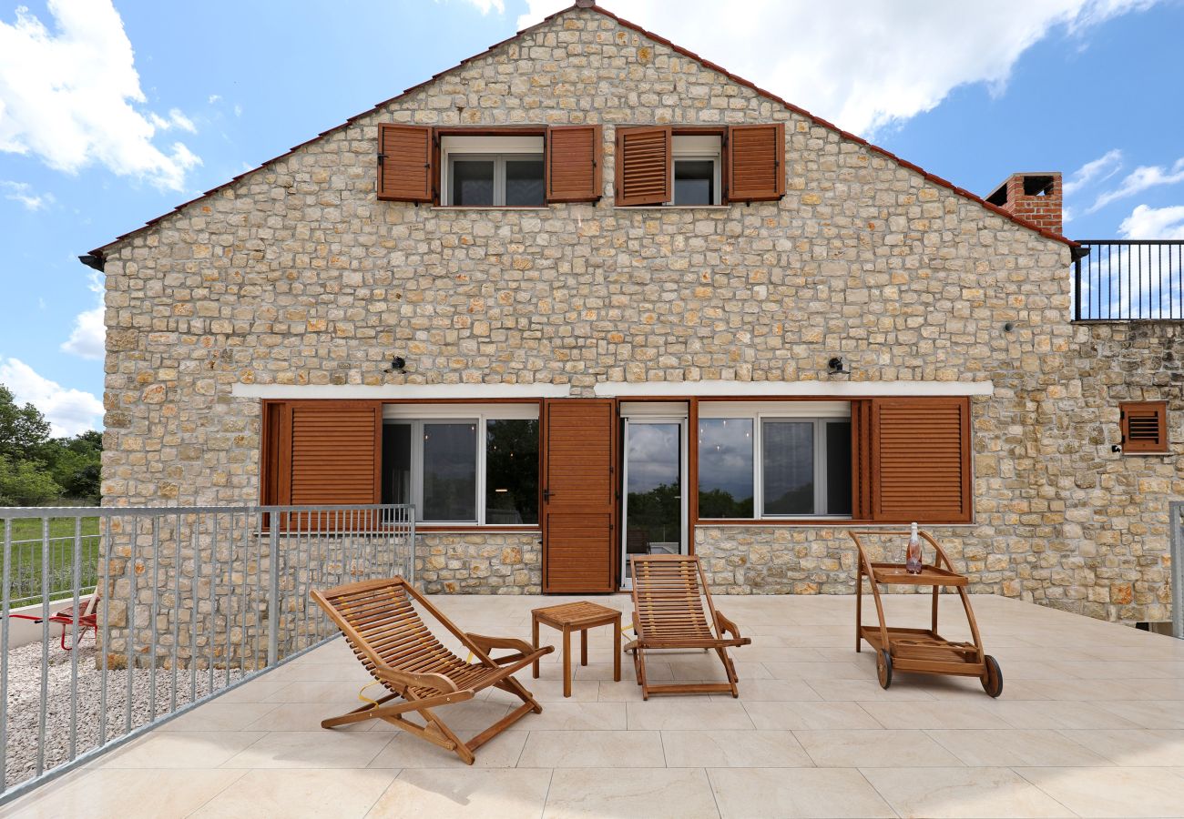 House in Lovinac - Demare, Ferienhaus für Gruppen mit beheizbarem