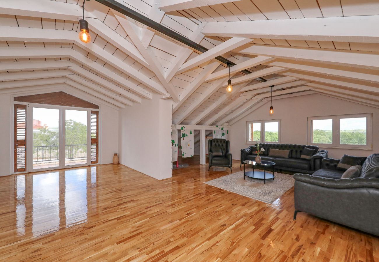 House in Lovinac - Demare, Ferienhaus für Gruppen mit beheizbarem