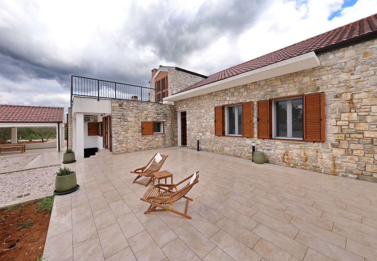 House in Lovinac - Demare, Ferienhaus für Gruppen mit beheizbarem