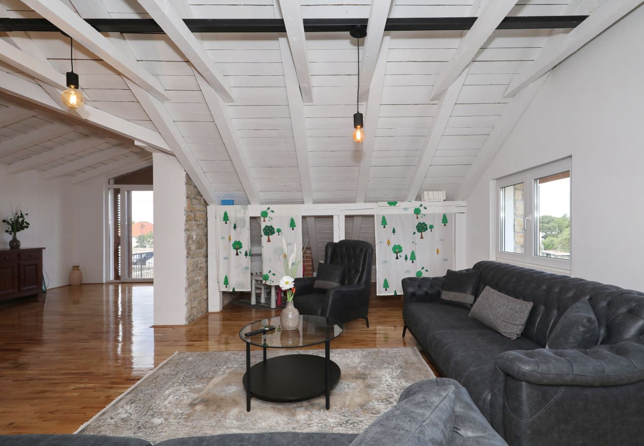 House in Lovinac - Demare, Ferienhaus für Gruppen mit beheizbarem