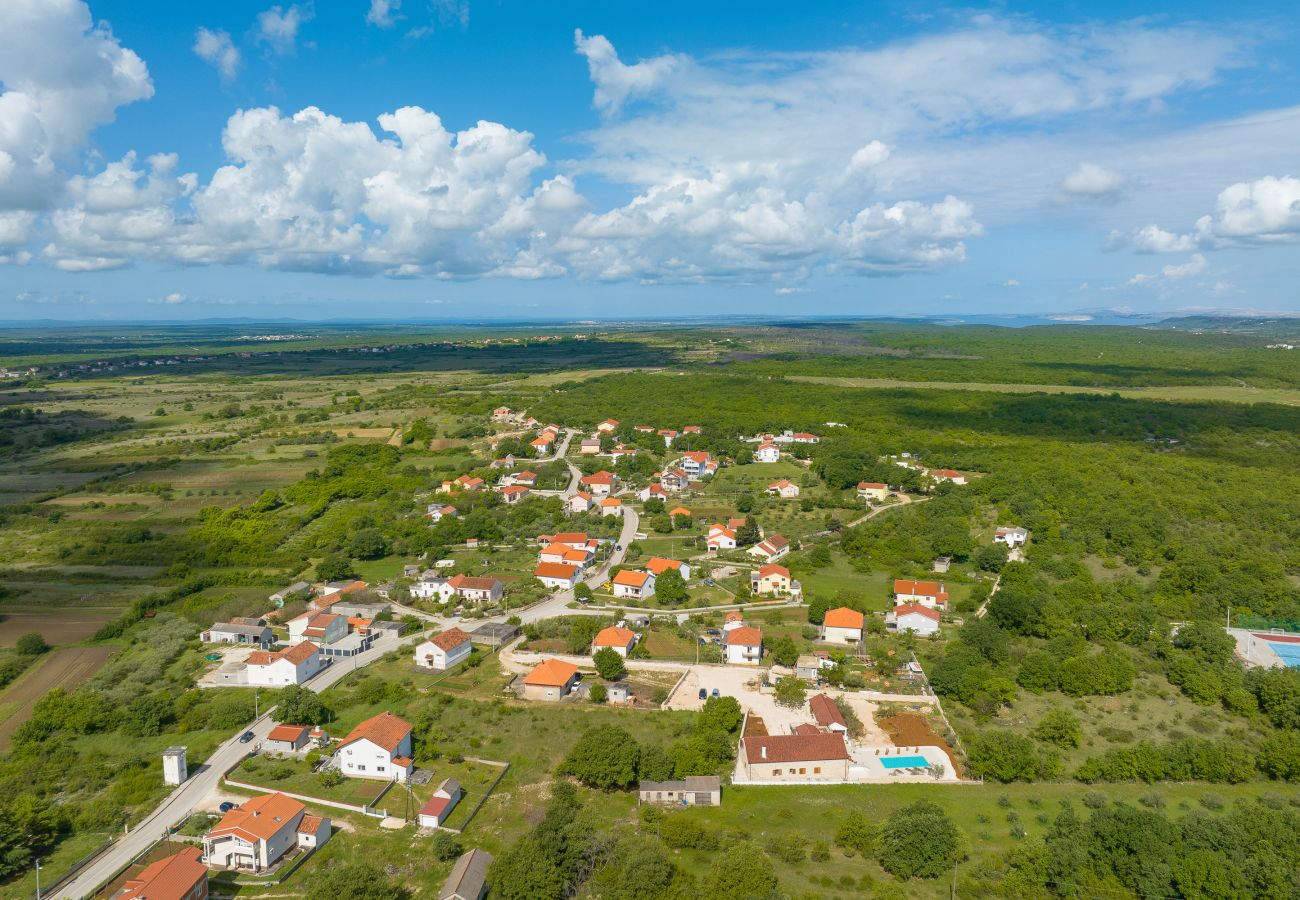 House in Lovinac - Demare, Ferienhaus für Gruppen mit beheizbarem
