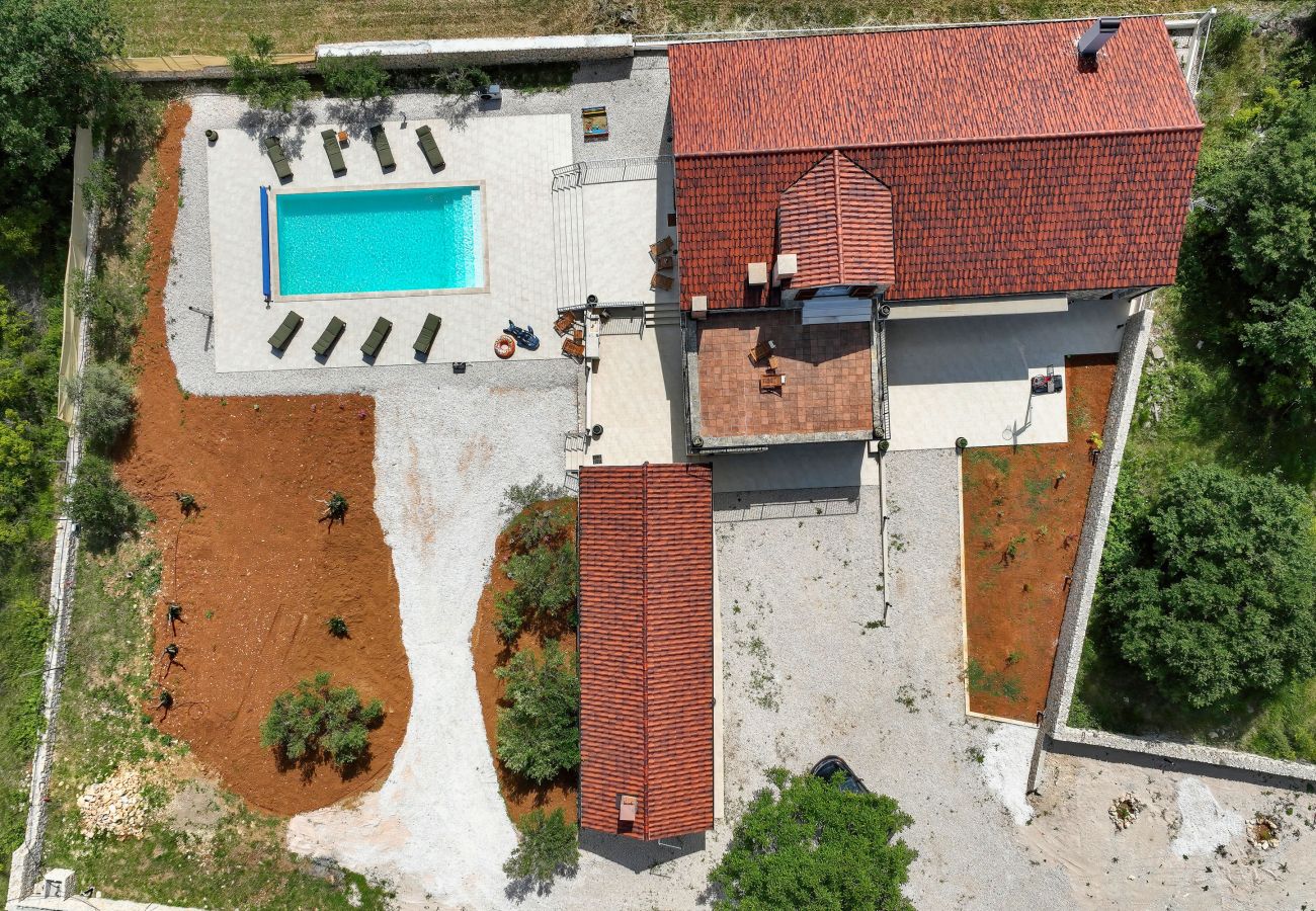 House in Lovinac - Demare, Ferienhaus für Gruppen mit beheizbarem
