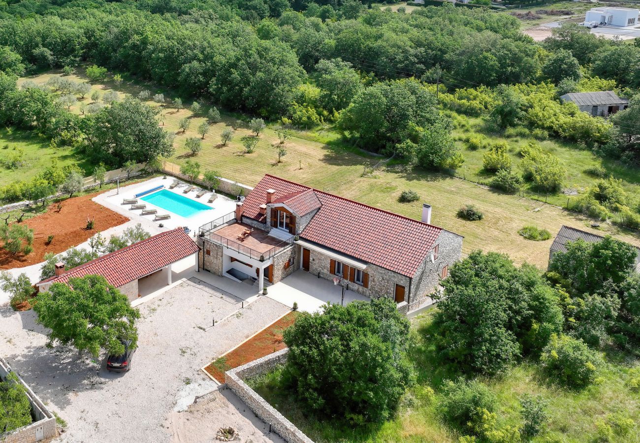 House in Lovinac - Demare, Ferienhaus für Gruppen mit beheizbarem