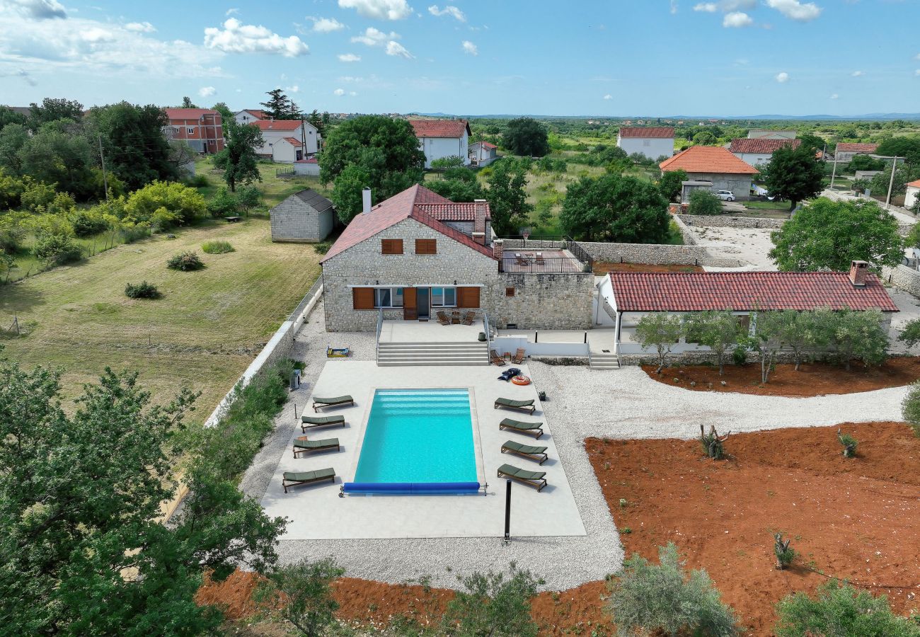 House in Lovinac - Demare, Ferienhaus für Gruppen mit beheizbarem