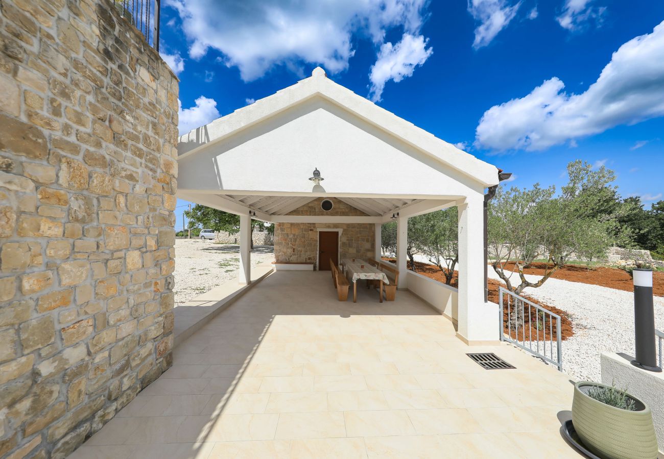 House in Lovinac - Demare, Ferienhaus für Gruppen mit beheizbarem