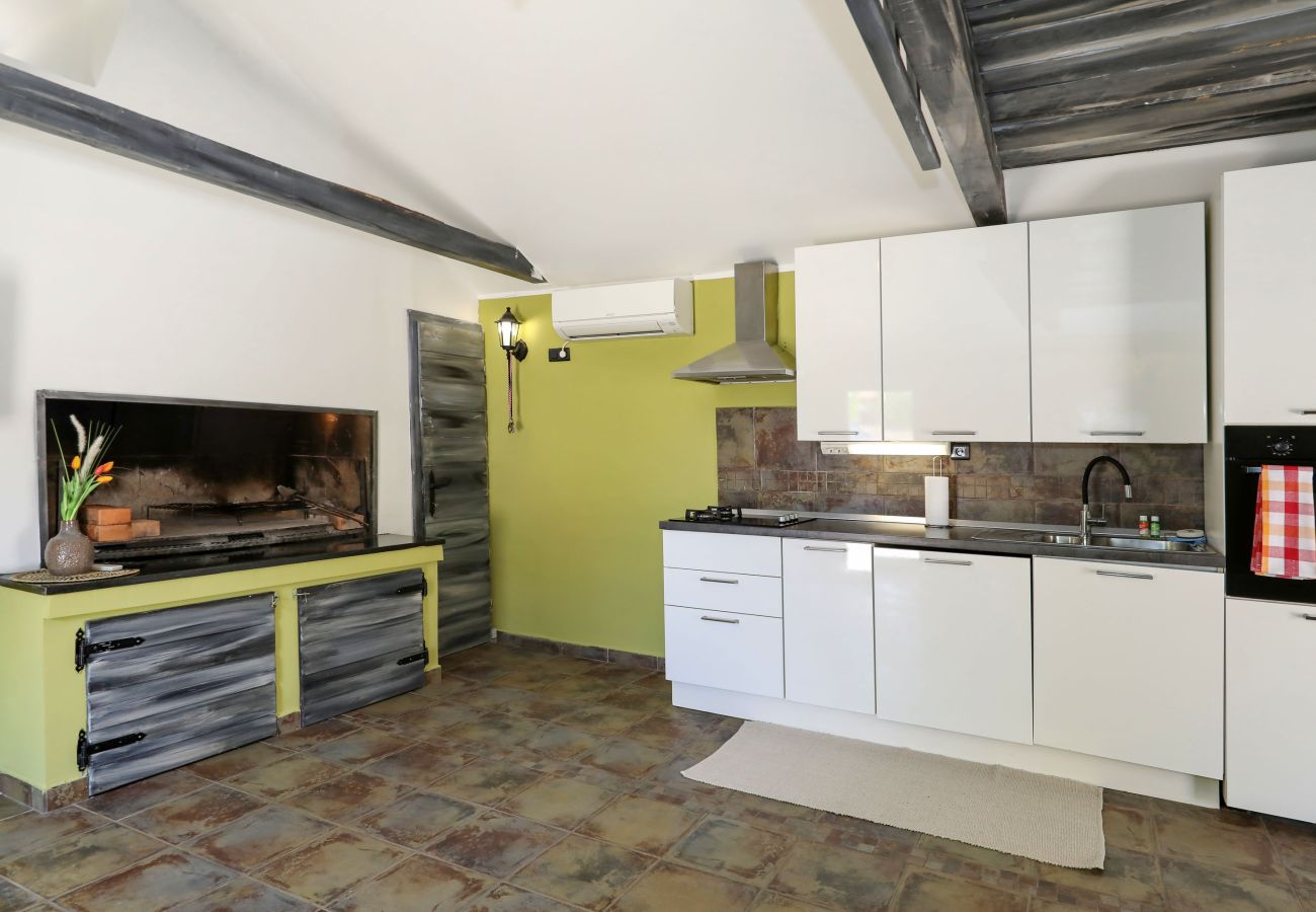 House in Lovinac - Demare, Ferienhaus für Gruppen mit beheizbarem