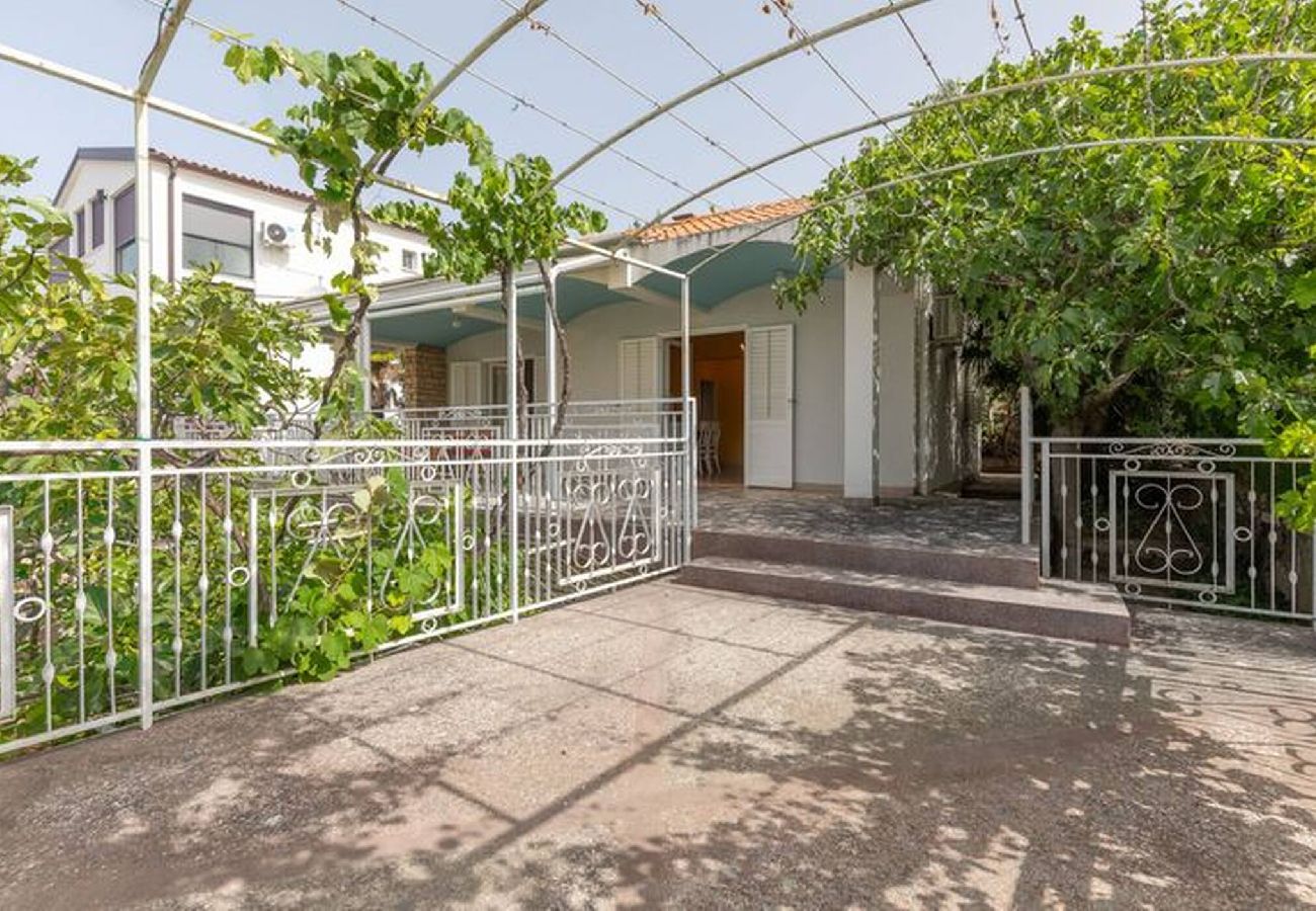 House in Maslenica - Holiday Home Dulcis near the Beach in Maslenica