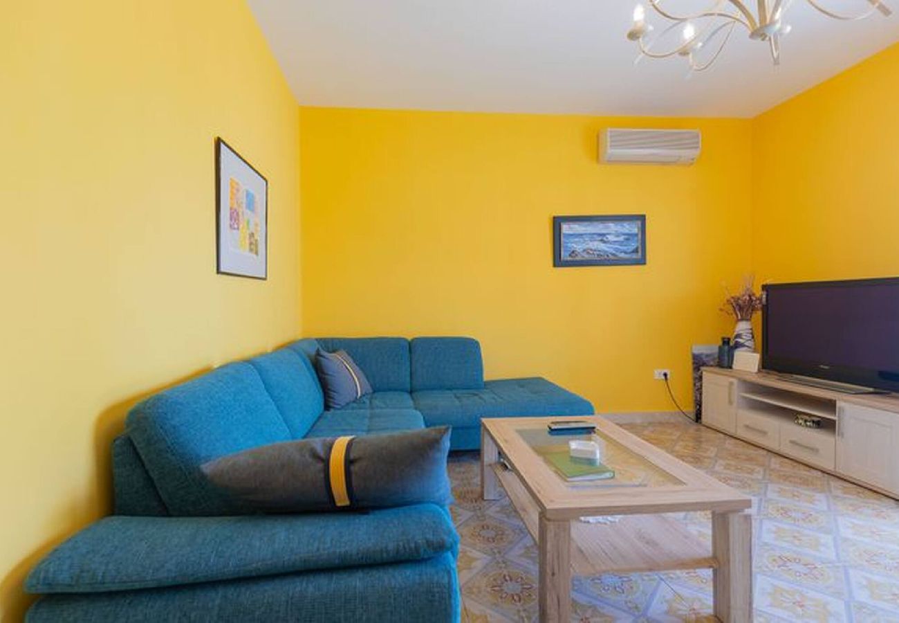 House in Maslenica - Holiday Home Dulcis near the Beach in Maslenica