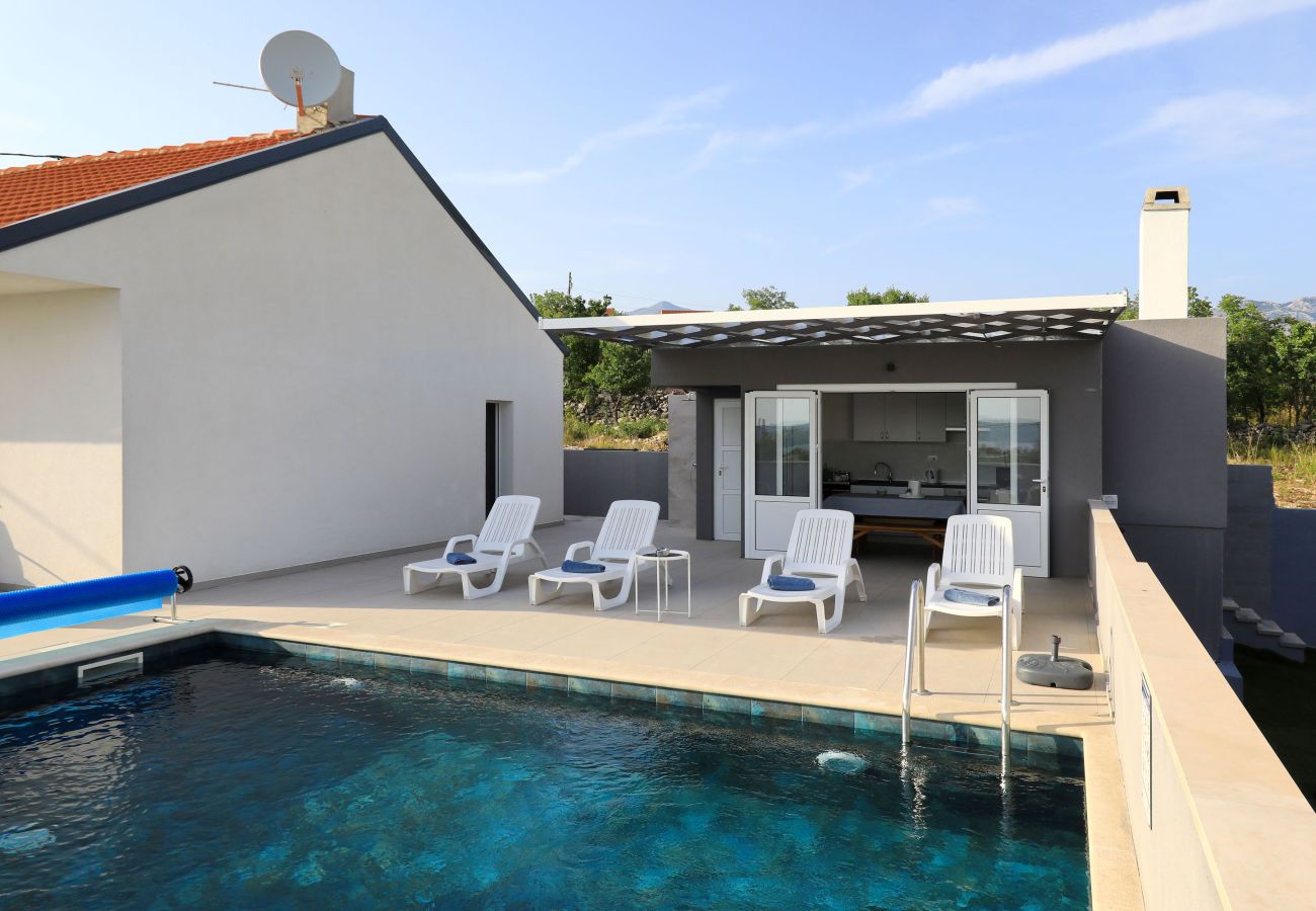 House in Maslenica - Maslenica Maslenica,Ferienhaus für Familien mit Po