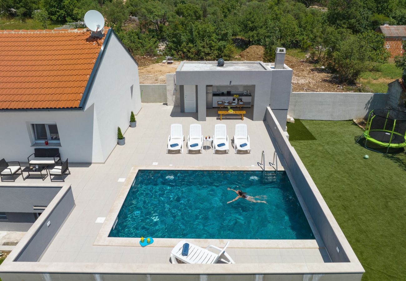 House in Maslenica - Maslenica Maslenica,Ferienhaus für Familien mit Po