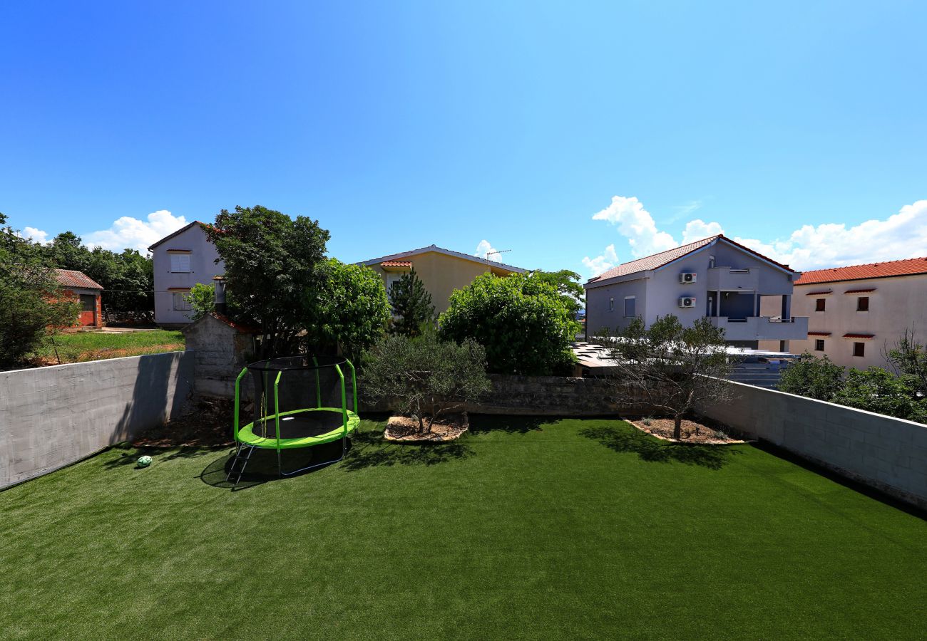 House in Maslenica - Maslenica Maslenica,Ferienhaus für Familien mit Po